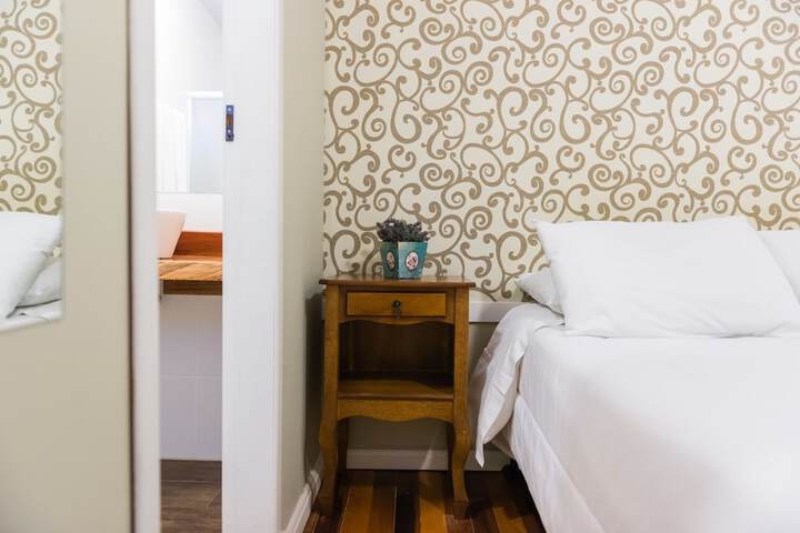 Room 8 of 109