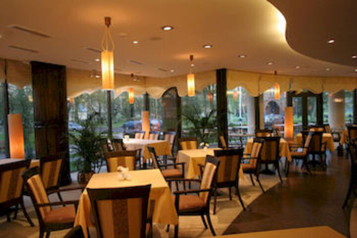Dining 44 of 52