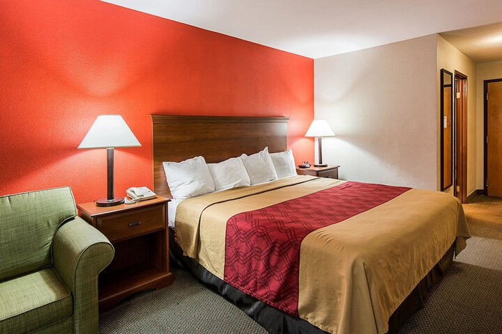 1 King Bed (5 of 15)