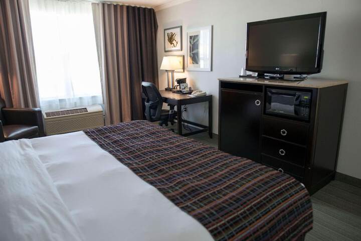 1 King Bed (1 of 4)