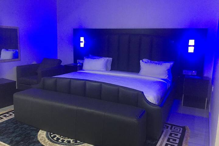Room 3 of 33