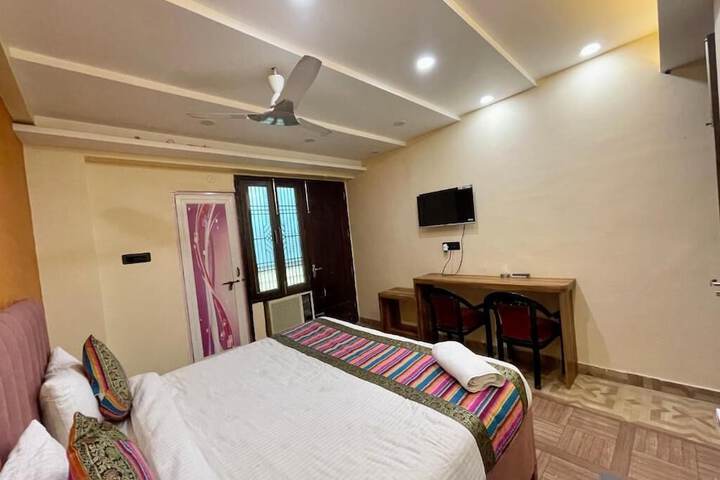Room 3 of 43