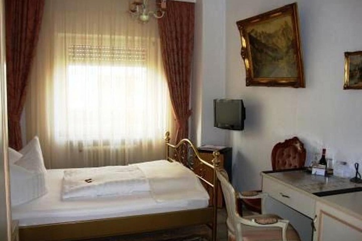 Room 18 of 49
