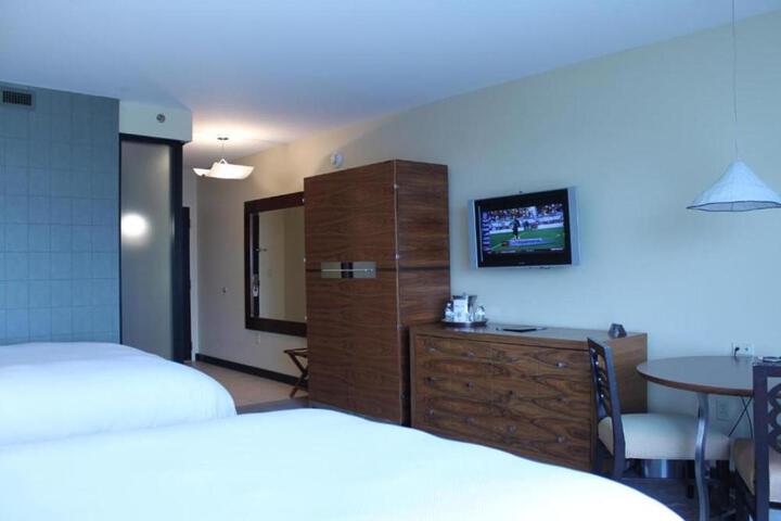 2 Queen Beds (2 of 6)