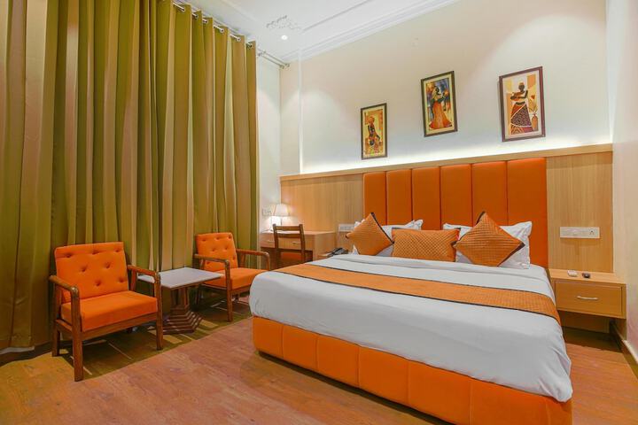 Room 7 of 12