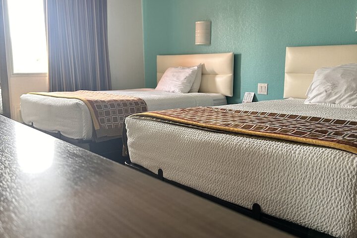 2 Queen Beds (5 of 14)