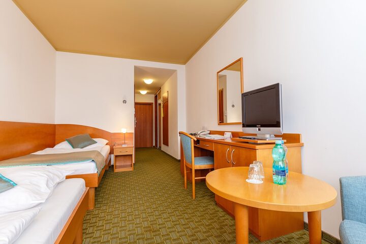 Room 8 of 87