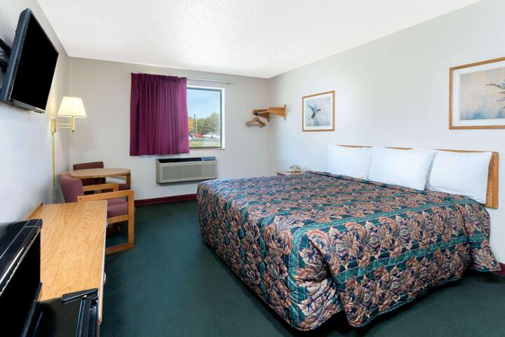 1 Queen Bed (15 of 23)