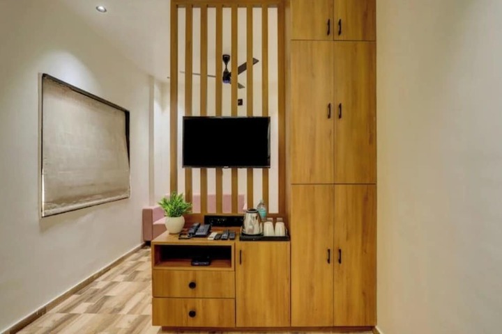 Room 4 of 13