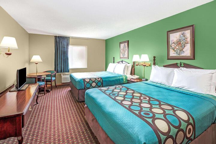 1 Queen Bed (5 of 12)