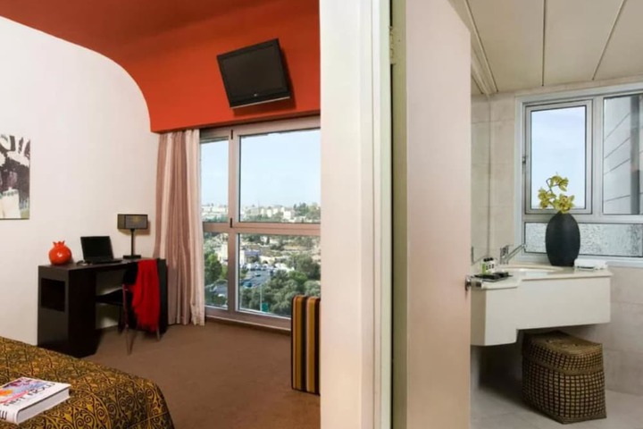 Room 32 of 54