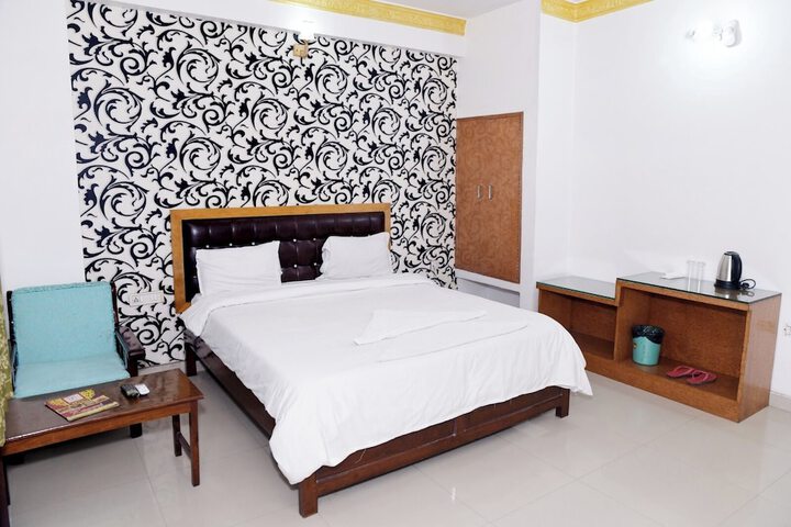 Room 7 of 12