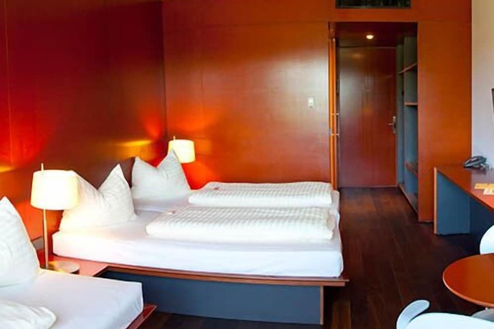 Room 4 of 12