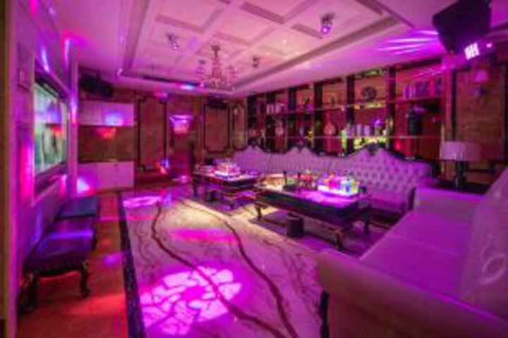 Lounge 10 of 23