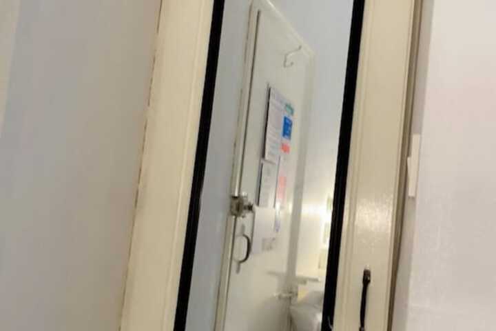 Room 35 of 143
