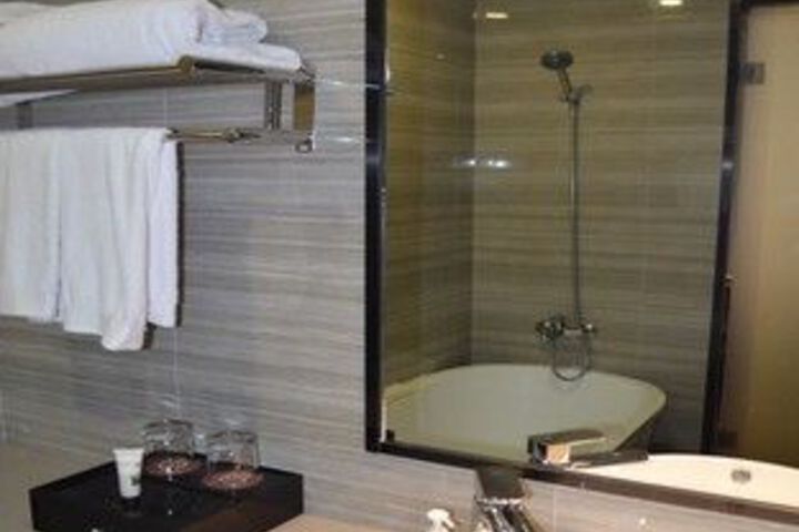 Room 6 of 94