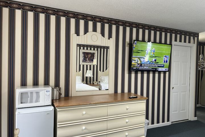 2 Queen Beds (2 of 4)