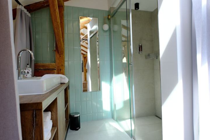 Room 42 of 46