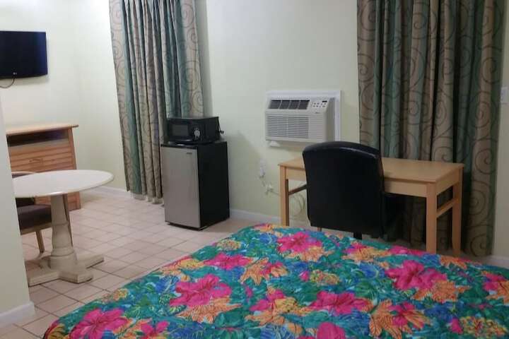 1 King Bed (4 of 8)