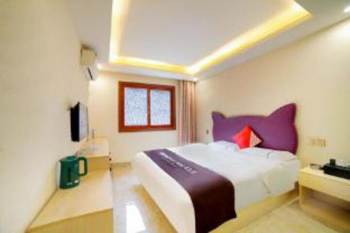 Room 6 of 8