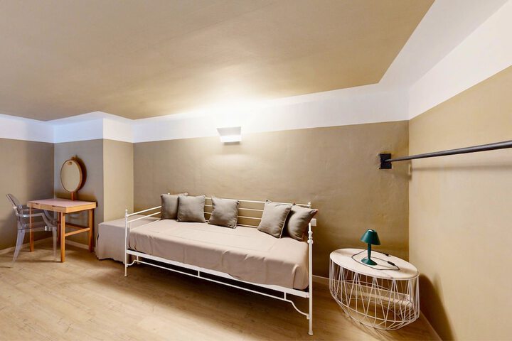 Room 46 of 210
