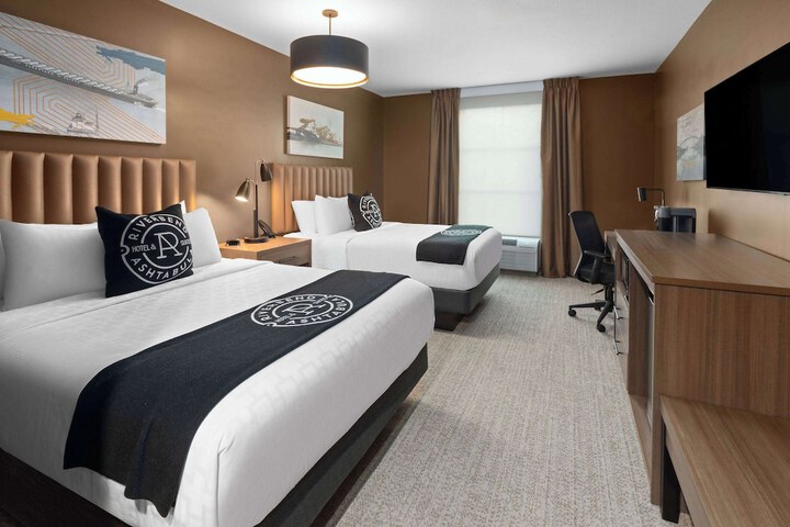 2 Queen Beds River View (13 of 15)