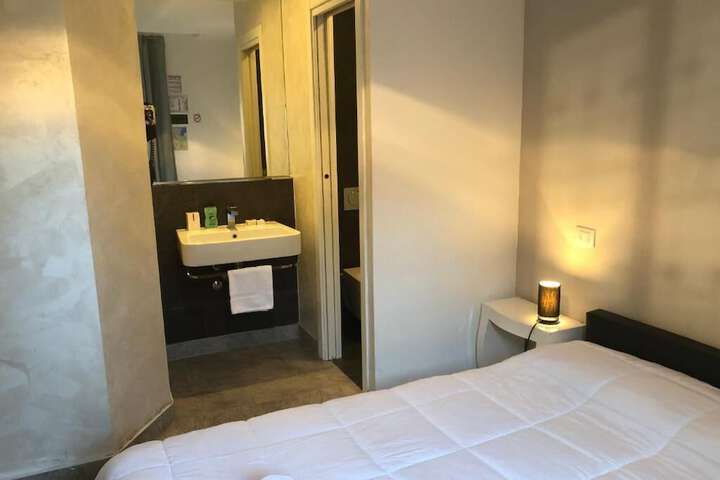 Room 6 of 9