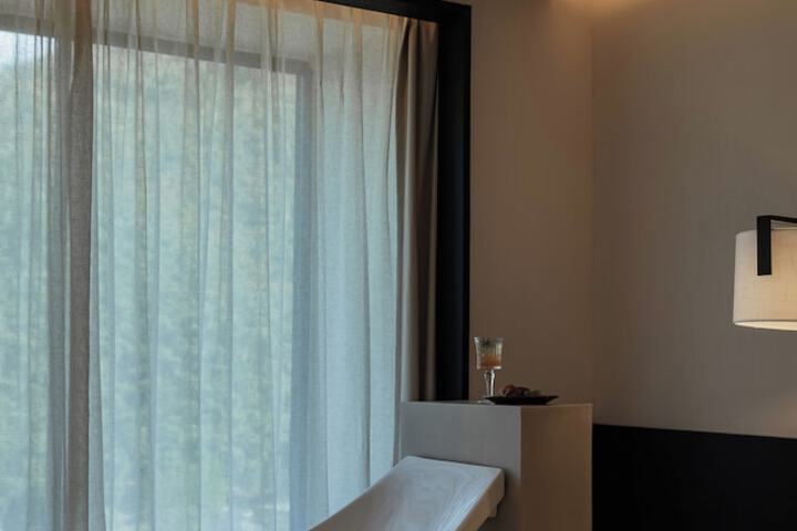 Room 52 of 143
