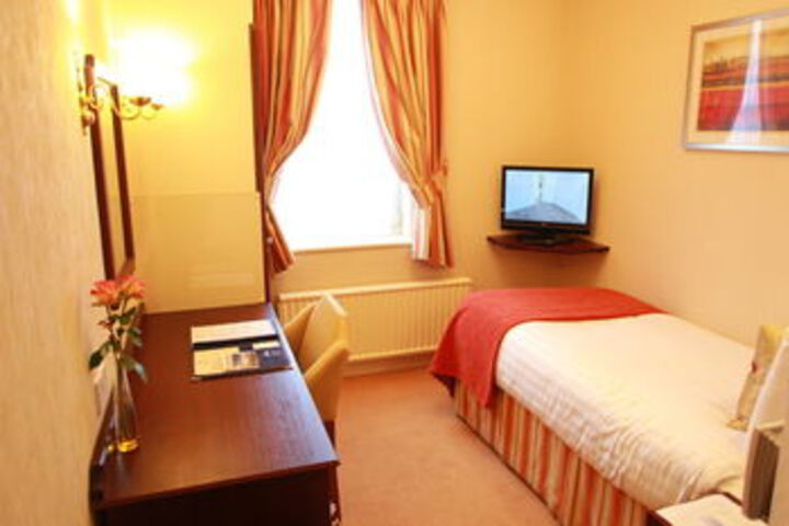 Room 32 of 47