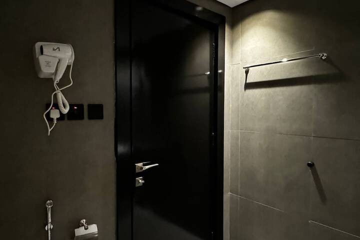 Room 27 of 40