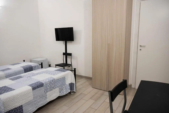 Room 4 of 9