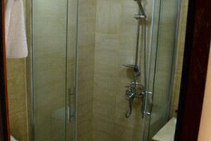 Room 8 of 90