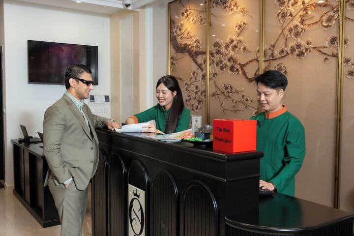 Check-in/check-out kiosk