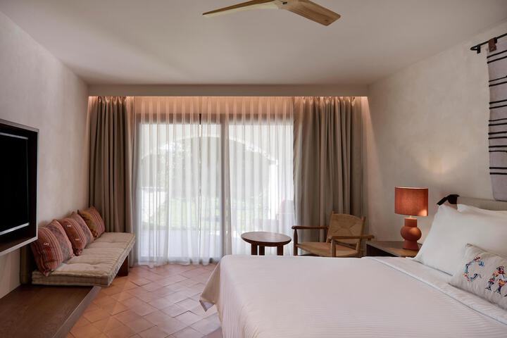Room 48 of 242