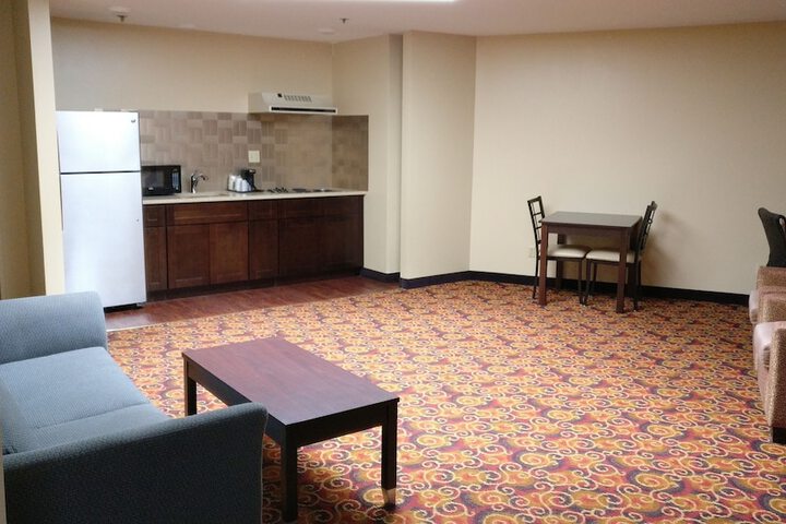 2 Queen Beds Microwave and Refrigerator WiFi Full Breakfast (7 of 10)