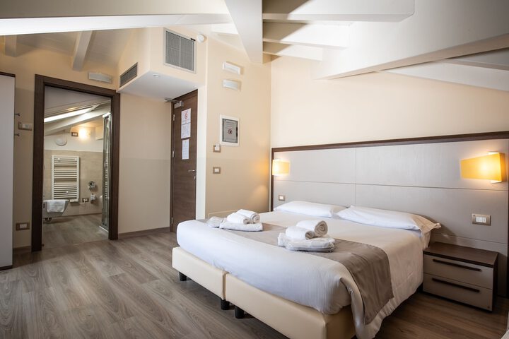 Room 15 of 94