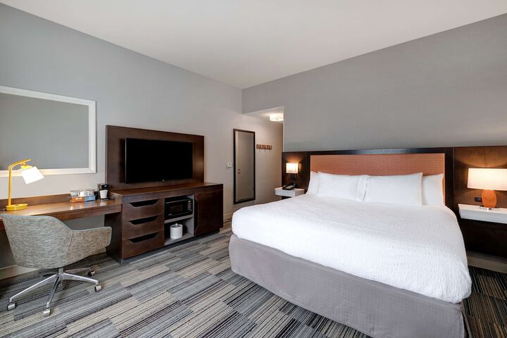 1 King Bed (3 of 21)