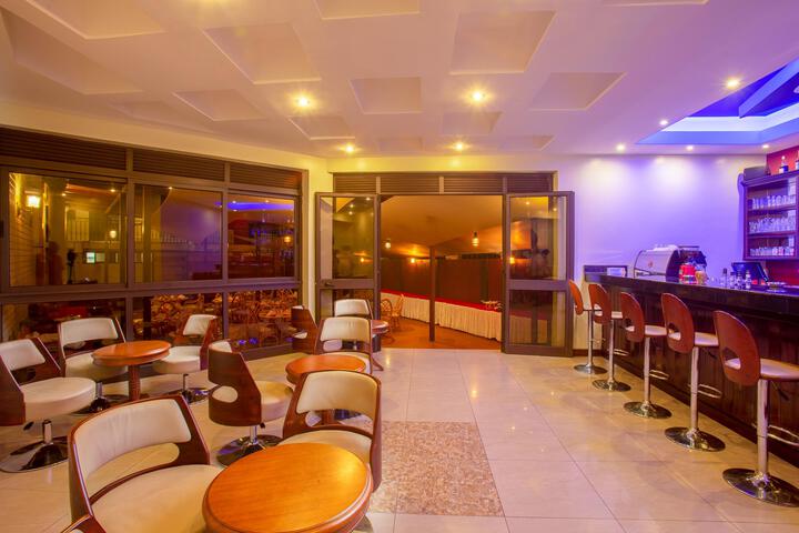 Lounge 21 of 45