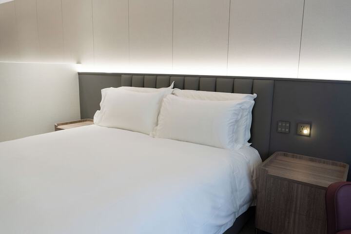 Room 32 of 83