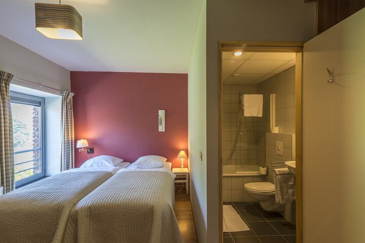 Room 2 of 77