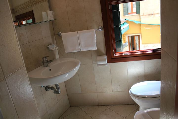 Room 12 of 25