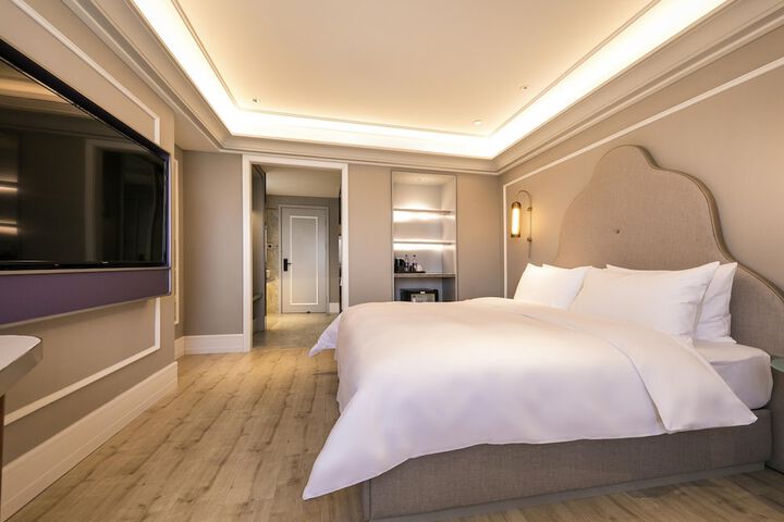 Room 5 of 12