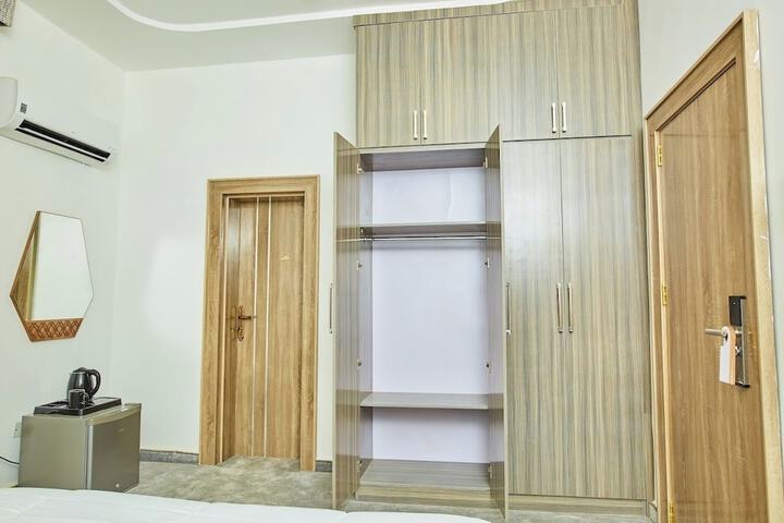 Room 2 of 32