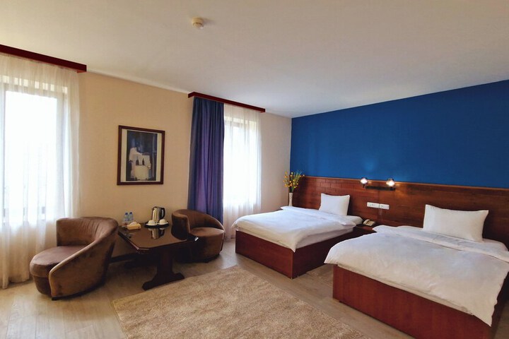 Room 35 of 76