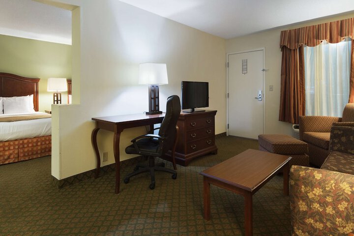 2 Queen Beds Microwave and Refrigerator WiFi Full Breakfast (4 of 4)