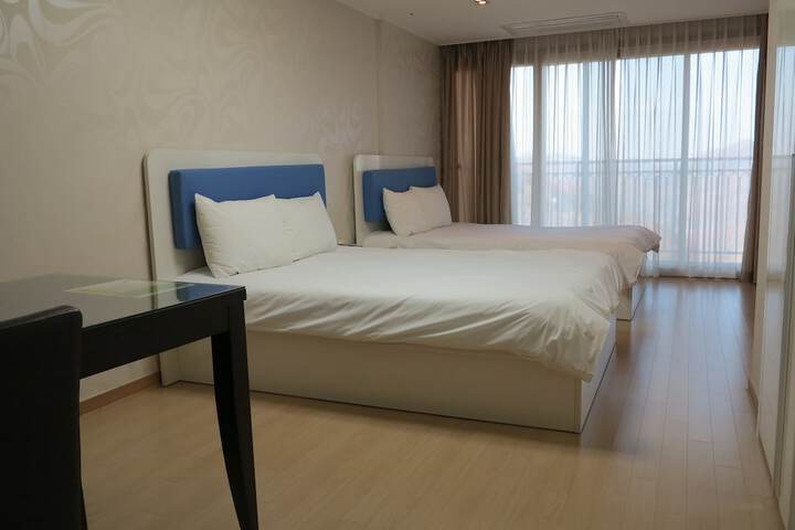 Room 11 of 119