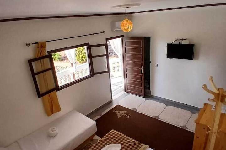 Room 6 of 12