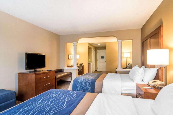 2 Queen Beds Accessible (10 of 11)