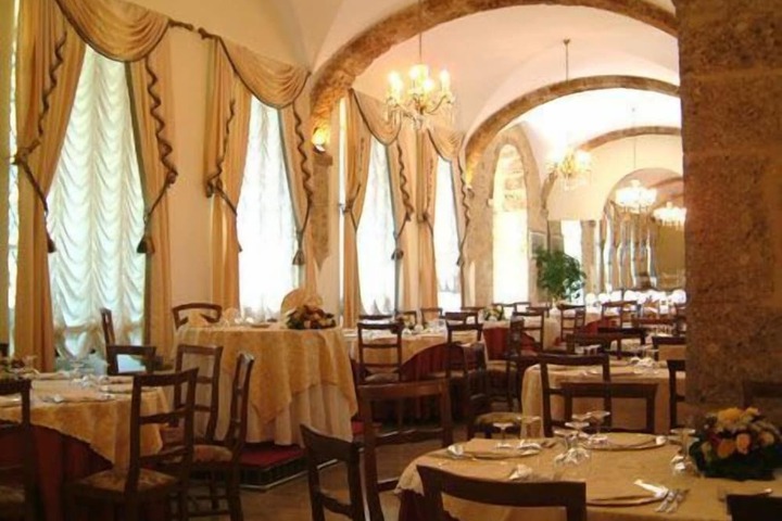 Ballroom/Hall 33 of 60