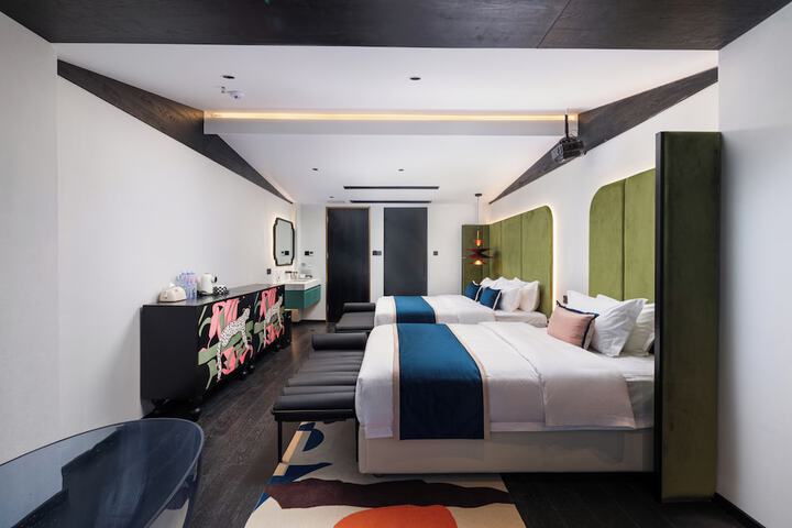 Room 32 of 66